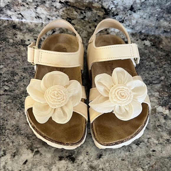 •Kids Sandals• - Picture 1 of 4